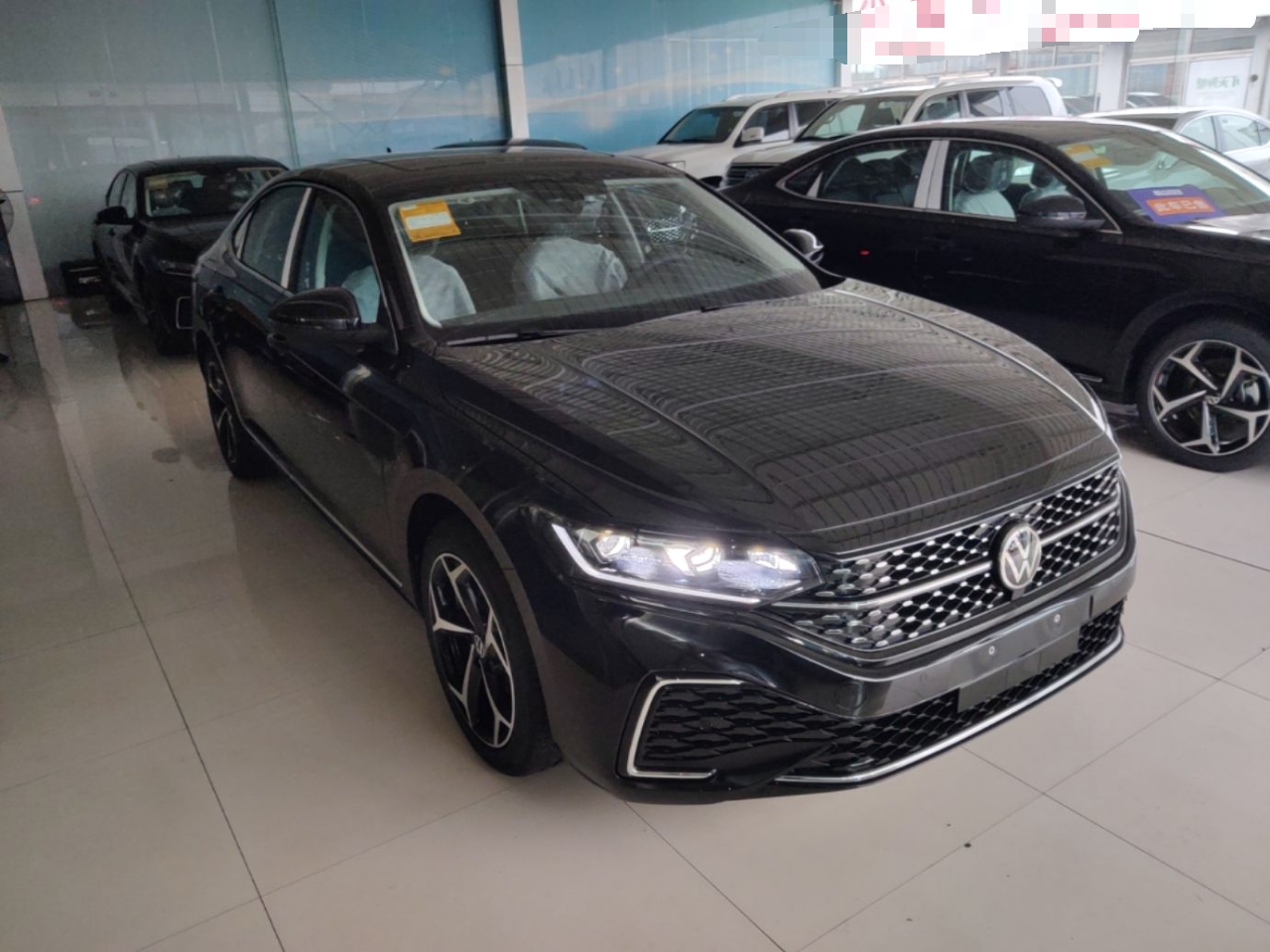Чёрный VW Passat китайского рынка спереди три четверти