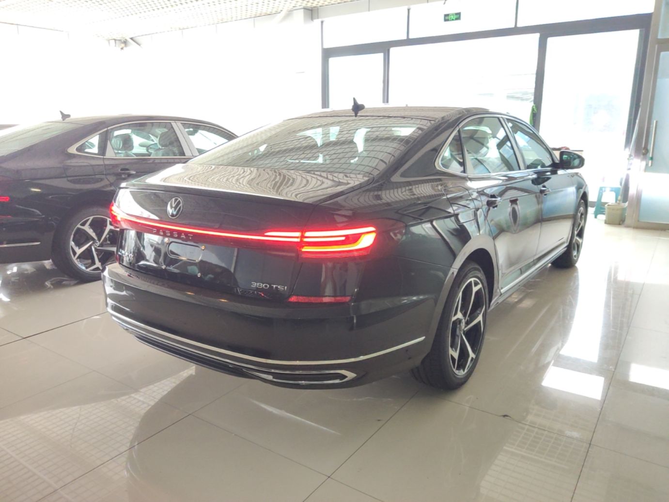 VW Passat китайской сборки — чёрный, вид сзади три четверти, на бампере видны шильдики PASSAT и 380 TSI