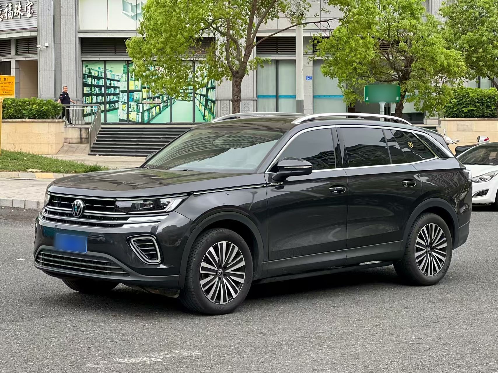 Volkswagen Tavendor из Китая — чёрный, вид спереди три четверти