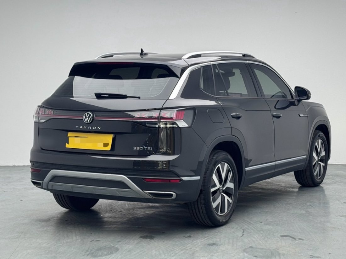 Volkswagen Tayron сзади-сбоку — студийная съёмка