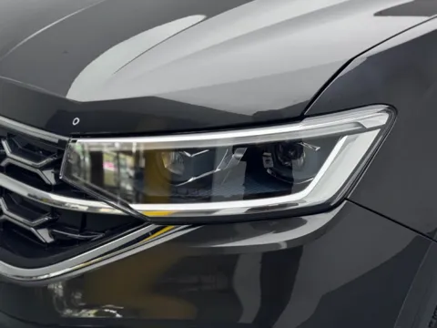 Volkswagen Tayron: фара и хромированные полосы решётки радиатора крупным планом