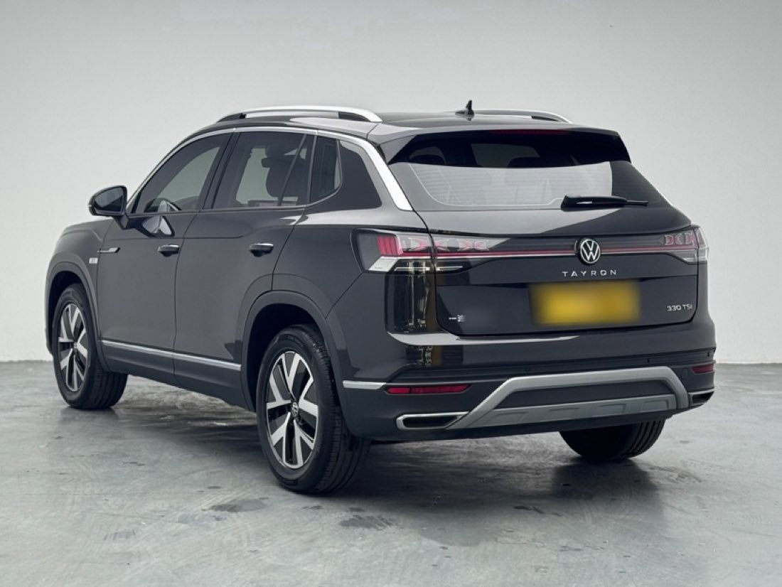 Tayron спереди в студии — сравнение с Tiguan L