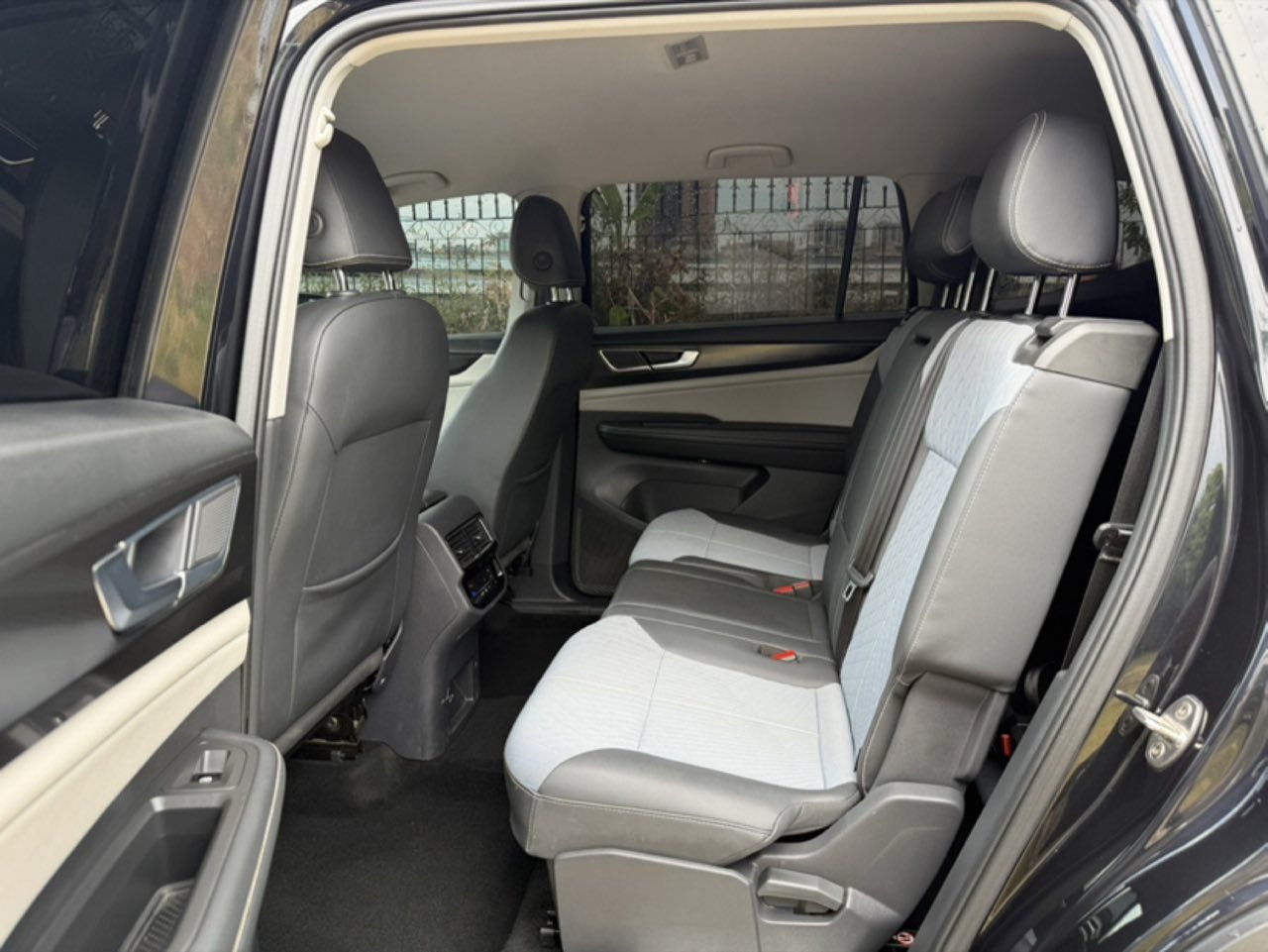Volkswagen Teramont из Китая — второй ряд сидений, дверь открыта