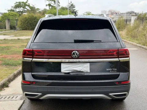 Volkswagen Teramont после рестайлинга 2021, сзади: сплошные фонари и шильдик 380 TSI 4Motion