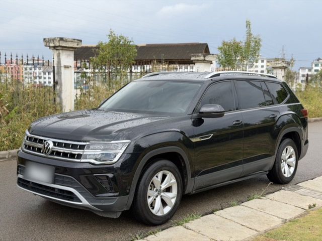 Volkswagen Teramont из Китая — чёрный, вид спереди три четверти на улице