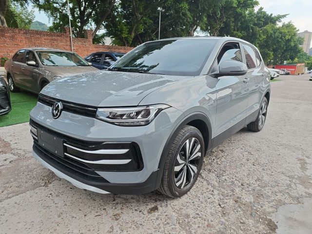 Volkswagen Tharu из Китая — серый, вид спереди три четверти