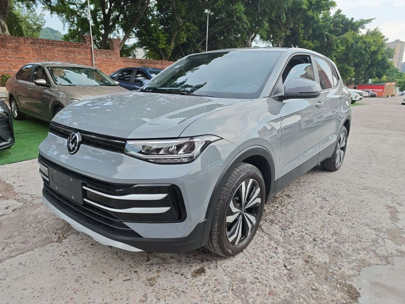 Volkswagen Tharu из Китая — серебристый, вид спереди три четверти
