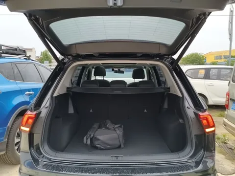 Багажник Tiguan L 300TSI, шторка на месте