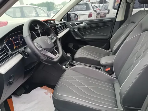 Tiguan L 300TSI: передние сиденья, руль и цифровая приборка