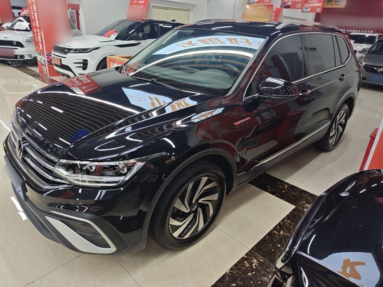 Tiguan Long из Китая — чёрный, вид спереди в шоуруме
