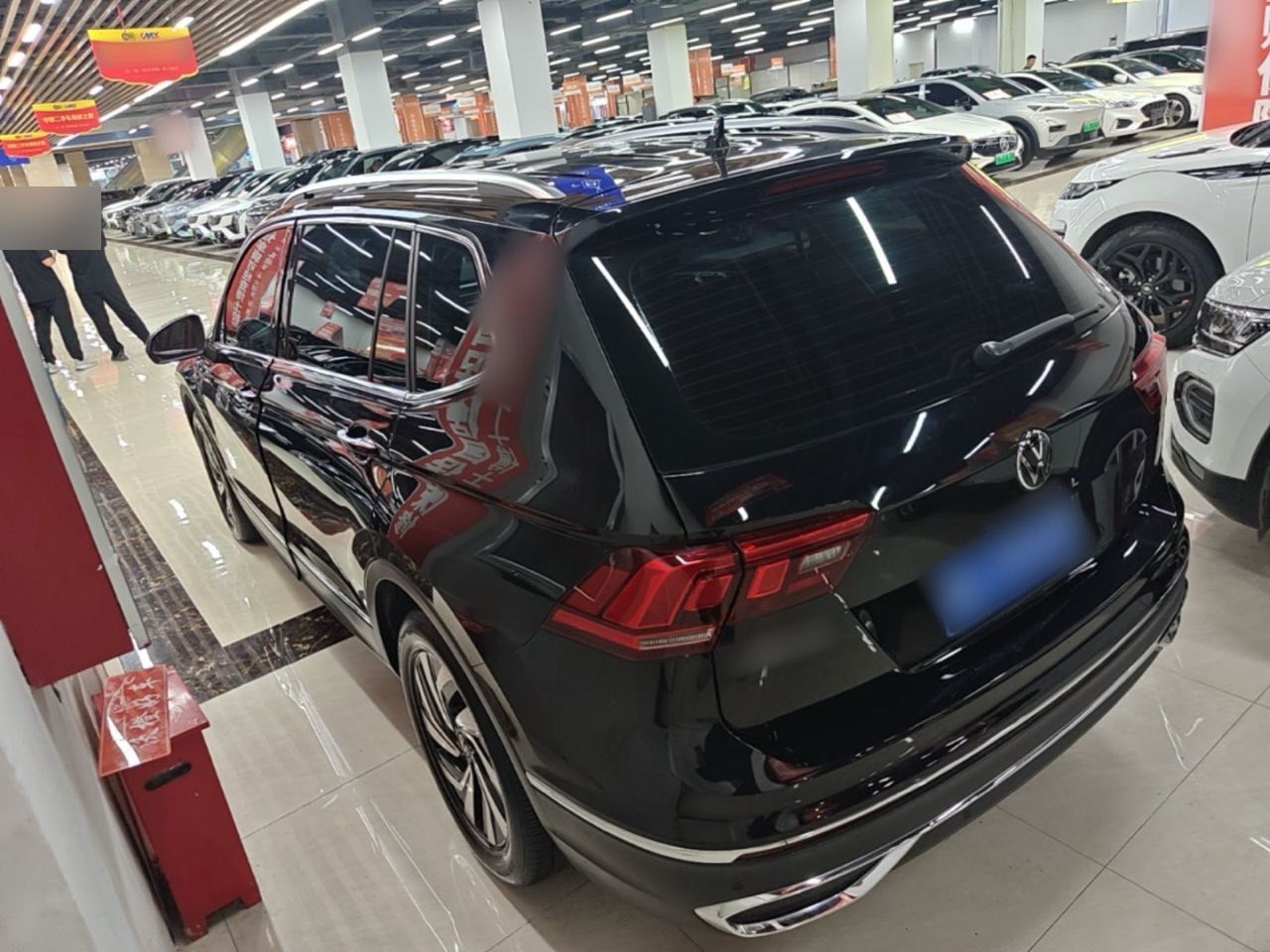 Tiguan Long сзади три четверти — сравнение с Allspace