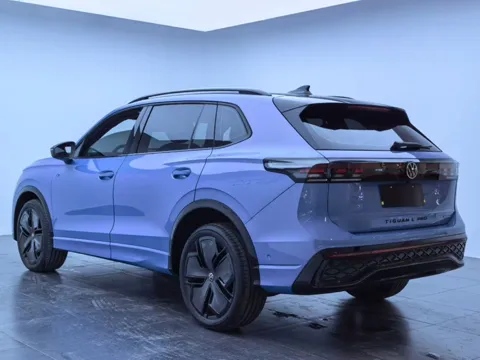 Tiguan L Pro голубой, вид сзади слева, надпись TIGUAN L PRO