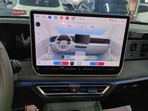 Салон Tiguan L Pro: центральный экран с меню климата