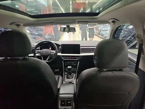 Tiguan L: салон с заднего ряда, панорамная крыша