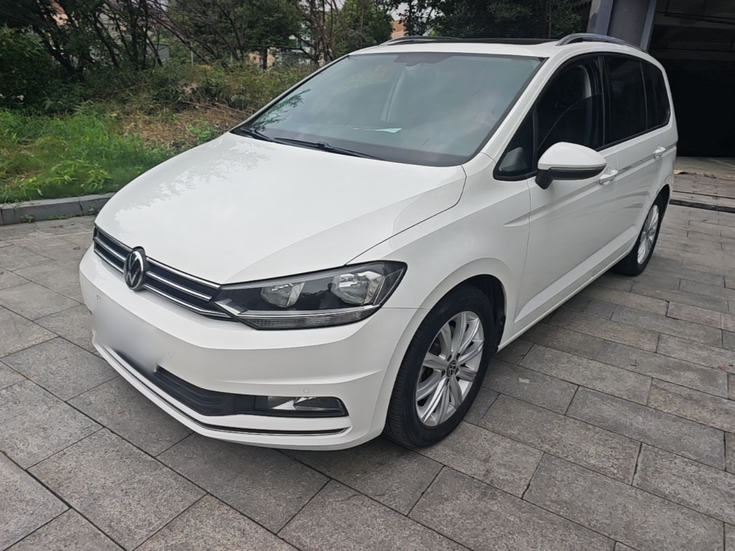 Volkswagen Touran L из Китая — белый, вид спереди три четверти